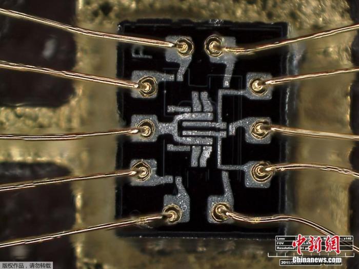 資料圖：美國(guó)史密森尼國(guó)家航空航天博物館公布了一組照片，展示了有關(guān)阿波羅任務(wù)的相關(guān)圖片。圖為用于阿波羅的硅芯片內(nèi)部的雙、三元素或非門的微觀結(jié)構(gòu)的照片。