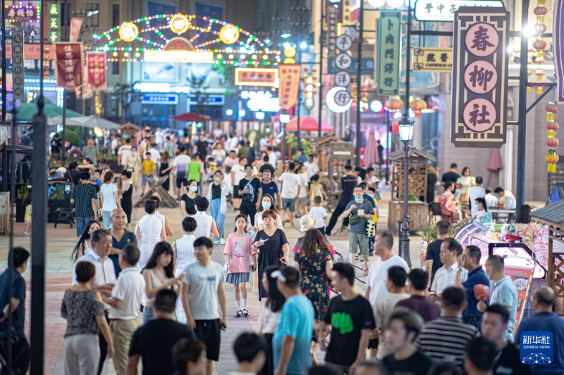 7月2日，游客在武漢漢口北夜市上休閑消費(fèi)。（圖源：新華社）