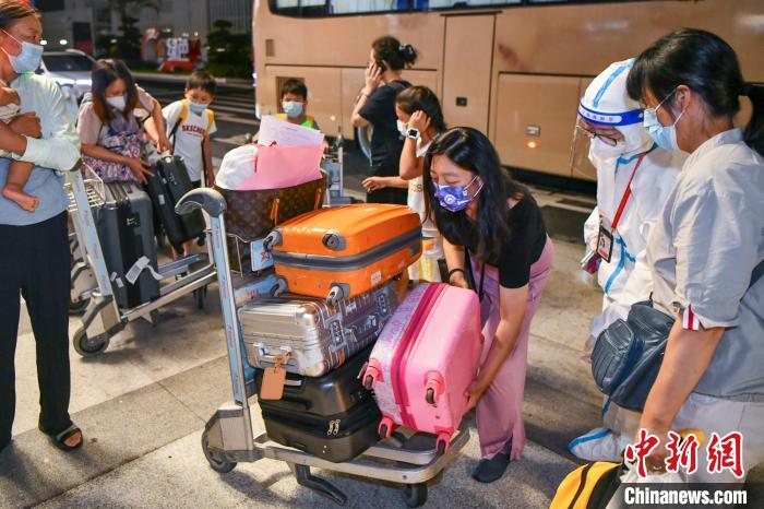 滯留海口的旅客出發(fā)前往機場?！●樤骑w 攝