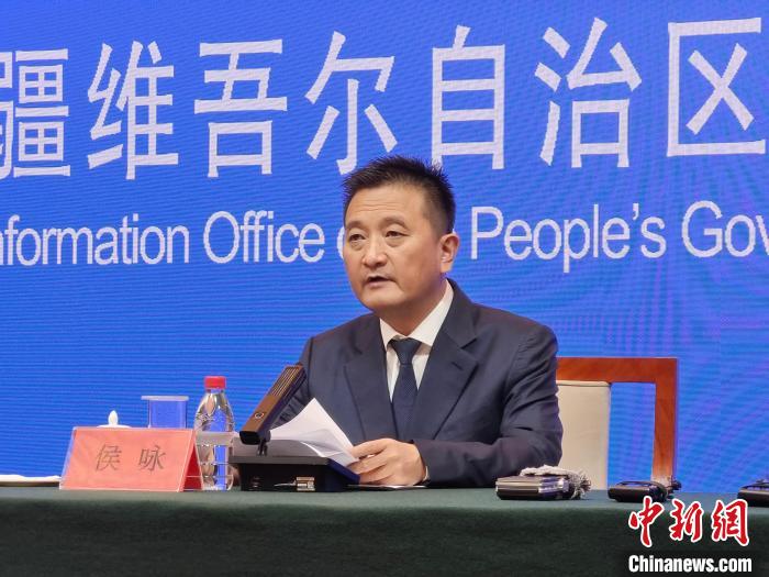 11日晚間，烏魯木齊市人民政府副市長侯詠通報該市疫情及應(yīng)急處置工作情況?！埱?攝
