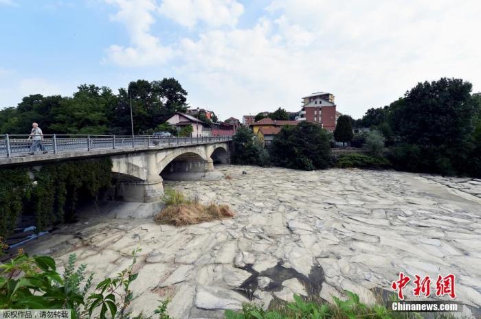 當?shù)貢r間6月19日，意大利都靈省貝納斯科，當?shù)貙儆诓ê又Я髦坏纳８陜群诱?jīng)歷70年來最嚴重的干旱，河床干涸見底。