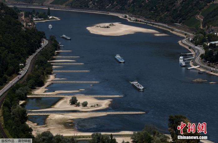 當?shù)貢r間2022年8月9日，德國賓根，運輸船只在已部分干涸的萊茵河河道上航行。