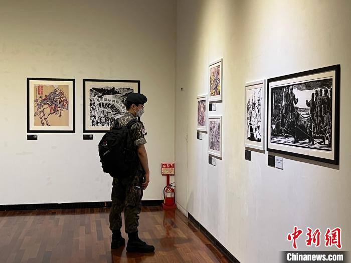 圖為觀眾在參觀展覽。　劉旭 攝