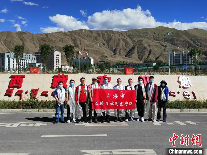圖為上海疫情防控專家團(tuán)隊(duì)一行10人抵達(dá)拉薩貢嘎機(jī)場(chǎng)?！∩虾Ｊ械谑馗刹咳瞬怕?lián)絡(luò)組供圖