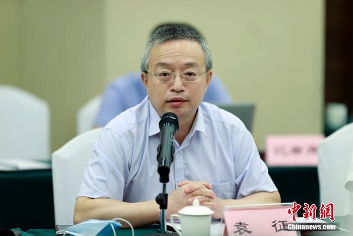 8月12日，多位大陸臺灣問題專家在北京表示，美國眾議院議長佩洛西竄訪臺灣再次暴露美國“以臺制華”和民進黨當局“倚美謀獨”的險惡用心，嚴重損害臺海和平及亞太穩(wěn)定。大陸反制措施及時必要、合理合法，反“獨”促統(tǒng)步伐向前推進，今后也不會后退。中國社會科學院臺灣研究所當天舉辦“新時代中國統(tǒng)一事業(yè)”智庫論壇，30余位臺灣問題專家與會研討，佩洛西竄訪臺灣成為與會者關注的議題之一。圖為中國社會科學院美國研究所副所長袁征出席論壇。 <a target='_blank' href='/'>中新社</a>記者 盛佳鵬 攝