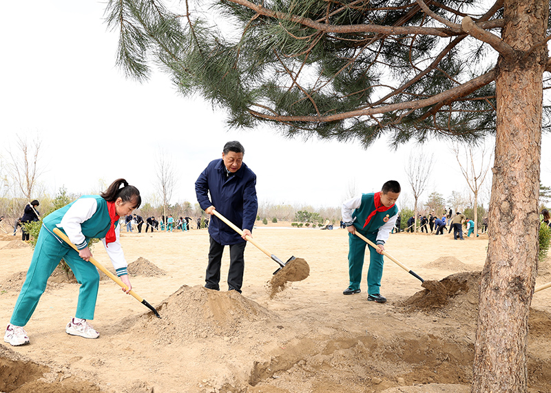 　2022年3月30日，習(xí)近平等黨和國家領(lǐng)導(dǎo)人來到北京市大興區(qū)黃村鎮(zhèn)參加首都義務(wù)植樹活動。這是習(xí)近平同大家一起植樹。