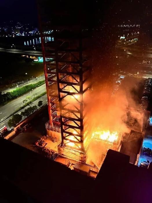 臺灣新北市一處新建工地起火。圖片來源：臺灣聯(lián)合新聞網(wǎng) 記者翁至成翻攝