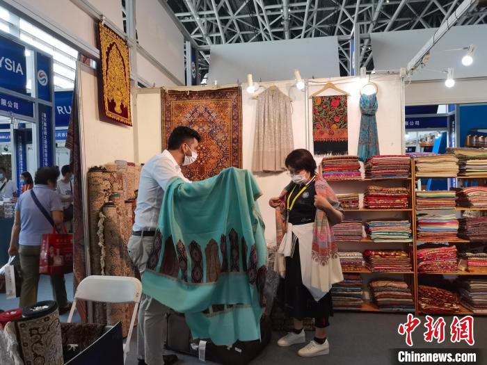 圖為參展商正在推介產(chǎn)品?！钣㈢?攝