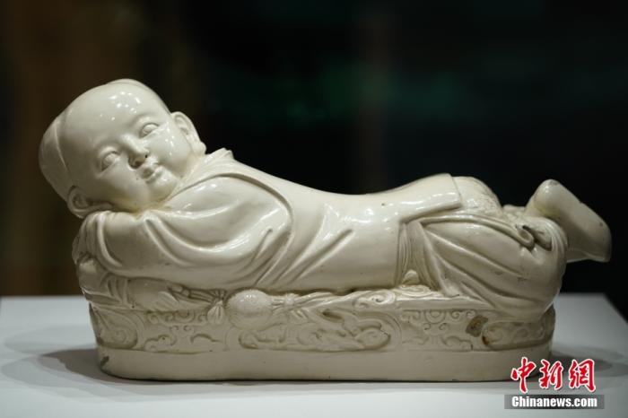 圖為國家一級文物北宋定窯白釉孩兒枕。 <a target='_blank' href='/'>中新社</a>記者 崔楠 攝