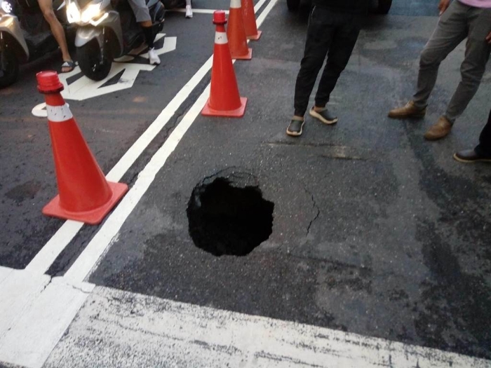 臺南市南區(qū)馬路突然塌陷坑洞。 圖片來源：臺灣“中時新聞網(wǎng)”
