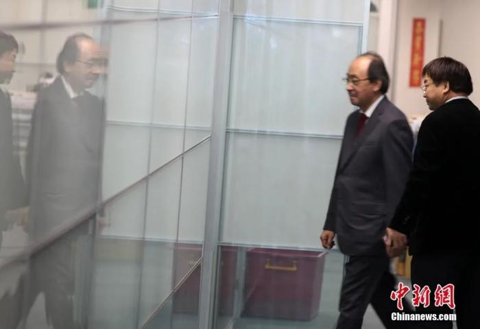 圖為臺當局“立法院”民進黨黨團總召集人柯建銘(左一)。<a target='_blank' href='/'>中新社</a>記者 董會峰 攝