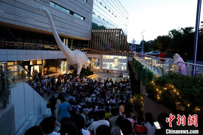 圖為民眾晚上在貴州省地質(zhì)博物館觀看露天電影?！≠F州省地質(zhì)博物館供圖