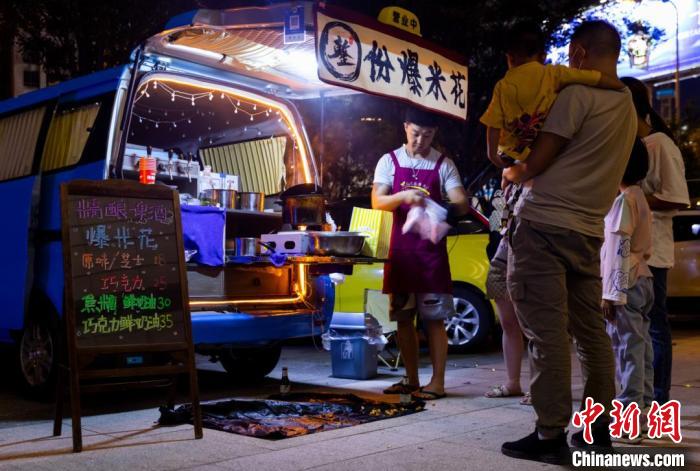 圖為貴州省地質(zhì)博物館的“后備箱”美食市集。　貴州省地質(zhì)博物館供圖