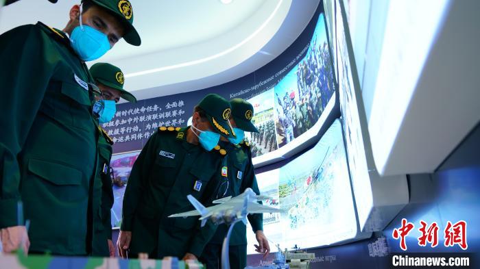 8月19日，“國際軍事比賽—2022”中國庫爾勒賽區(qū)組織文化交流活動(dòng)。圖為：外國參賽隊(duì)員參觀中國館?！?攝