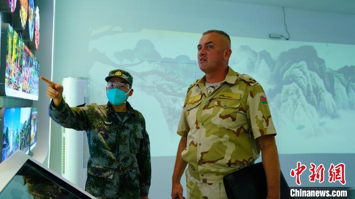 8月19日，“國際軍事比賽—2022”中國庫爾勒賽區(qū)組織文化交流活動(dòng)。圖為：外國參賽隊(duì)員參觀中國館?！⊥踔页?攝
