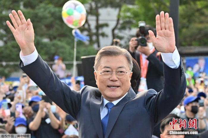 2022年5月9日，文在寅在青瓦臺(tái)外的告別儀式上向支持者揮手致意。