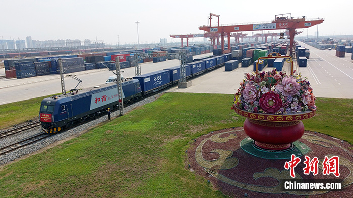 圖為列車(chē)整裝待發(fā)。（無(wú)人機(jī)照片） <a target='_blank' href='/'>中新社</a>發(fā) 黃鑫 攝