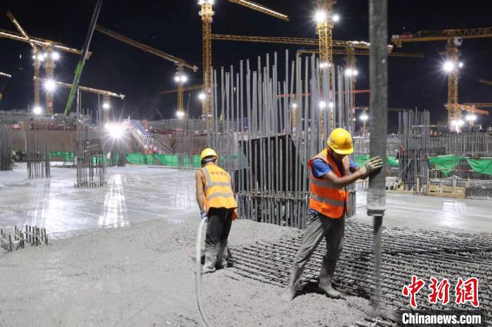 圖為工人正在打混凝土?！≈需F建設(shè)集團(tuán)有限公司供圖
