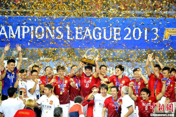 2013年，恒大足球隊首次捧起亞冠冠軍獎杯。圖片來源：Osports全體育圖片社
