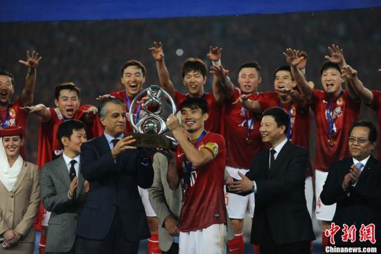 2013年，恒大足球隊首次捧起亞冠冠軍獎杯。圖片來源：Osports全體育圖片社