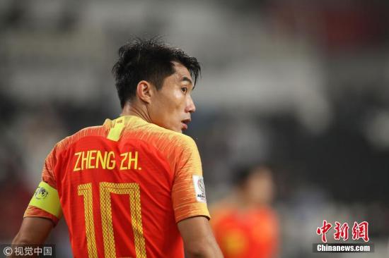 哭過之后，面對鏡頭接受采訪，鄭智表示“如果國家隊需要，他都會義不容辭?！眻D片來源：視覺中國