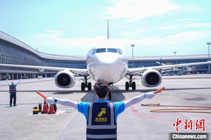 圖為機務人員引導飛機?？俊！￡惞谘?攝