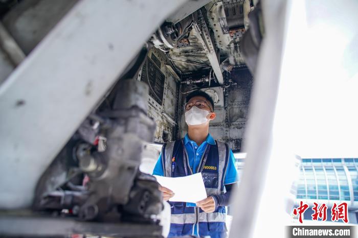 圖為航線維護工程師對飛機進行檢查?！￡惞谘?攝