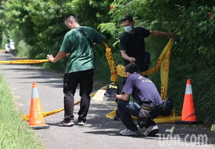 臺南市兩名警察22日在臺南安南區(qū)追查失竊贓車，遭到兇嫌林某持刀攻擊殉職，距離兇嫌攻擊第一現(xiàn)場約100米外的道路，鑒識人員在路上采到疑似兇嫌可疑血跡。 圖片來源 臺灣《聯(lián)合報 》 劉學圣 攝