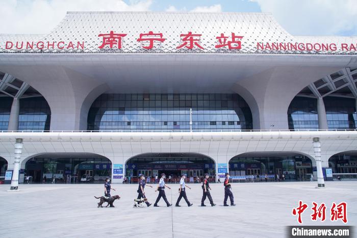 圖為多警種在南寧東站聯(lián)合巡邏。　陳冠言 攝
