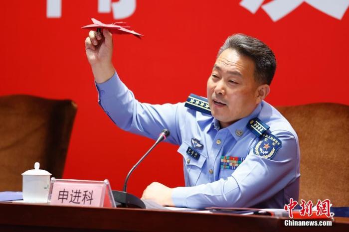 圖為申進科大校在發(fā)布會上展示軍迷贈送的折紙飛機。 <a target='_blank' href='/'>中新社</a>記者 富田 攝