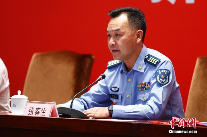 圖為空軍航空大學政治工作部主任張春生在發(fā)布會上發(fā)言。 <a target='_blank' href='/'>中新社</a>記者 富田 攝