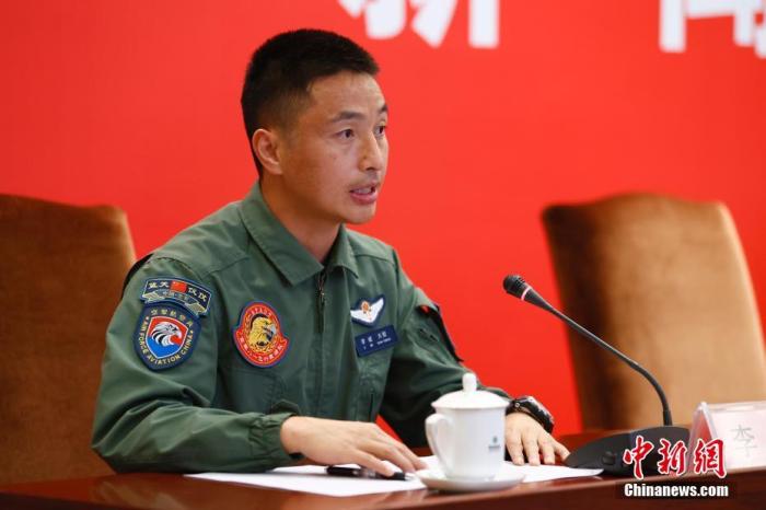 圖為空軍“八一”飛行表演隊隊長李斌在發(fā)布會上發(fā)言。 <a target='_blank' href='/'>中新社</a>記者 富田 攝