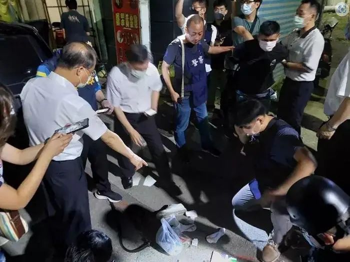 臺(tái)南殺警兇嫌林某于新竹市落網(wǎng)，警方在場清點(diǎn)查扣警槍及子彈。圖片來源：臺(tái)灣《聯(lián)合報(bào)》圖 臺(tái)南市警察局提供