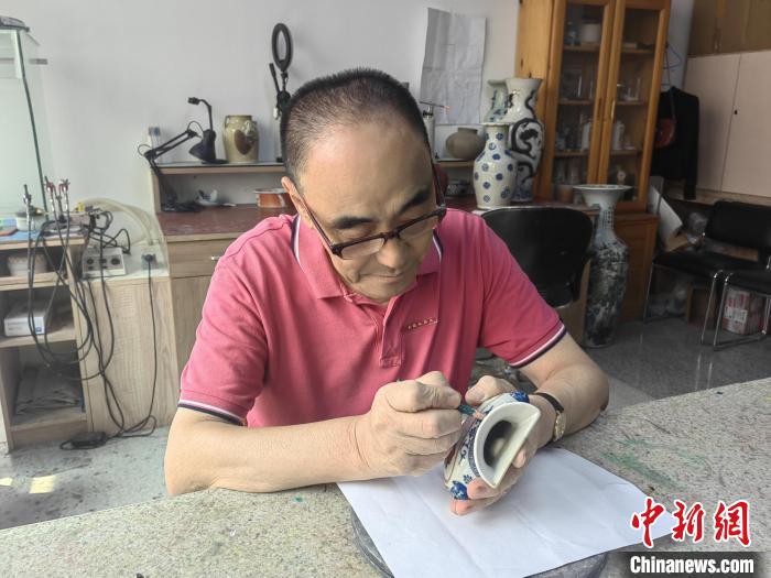 圖為工作中的侯宇林?！￡愌?攝
