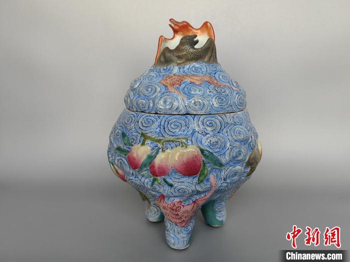 圖為侯宇林修復(fù)好的古陶瓷?！￡愌?攝