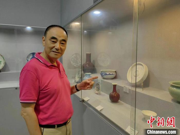 圖為侯宇林在古陶瓷展館介紹藏品?！￡愌?攝
