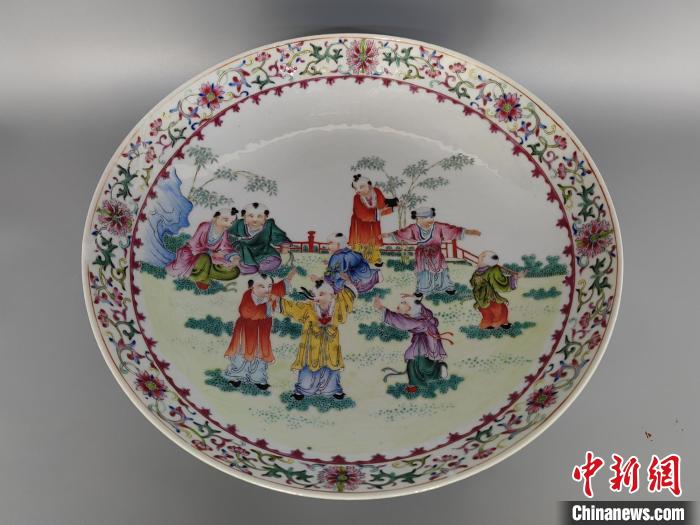 圖為侯宇林修復(fù)好的古陶瓷?！￡愌?攝
