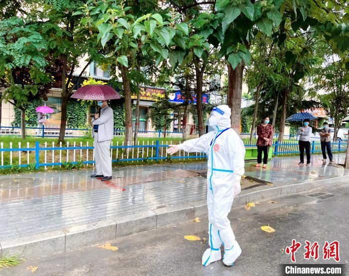 高原小城青海尖扎抗疫見聞：柔肩亦可擔重任，夫妻檔聞令而動