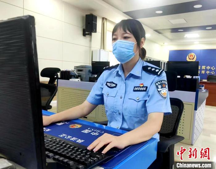 圖為英措在單位值班。　尖軒 攝