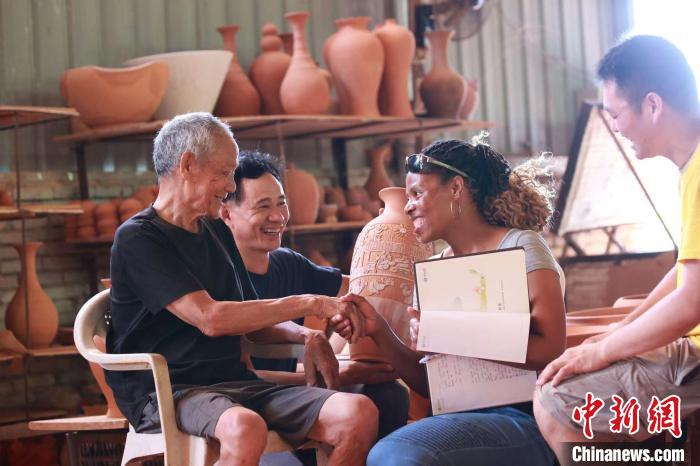 8月12日，在建甌市東峰鎮(zhèn)蓮花坪 ，來(lái)自南非的Thabby老師(右二)拜訪建盞老藝人黃志松(左一)?！?建甌市融媒體中心供圖