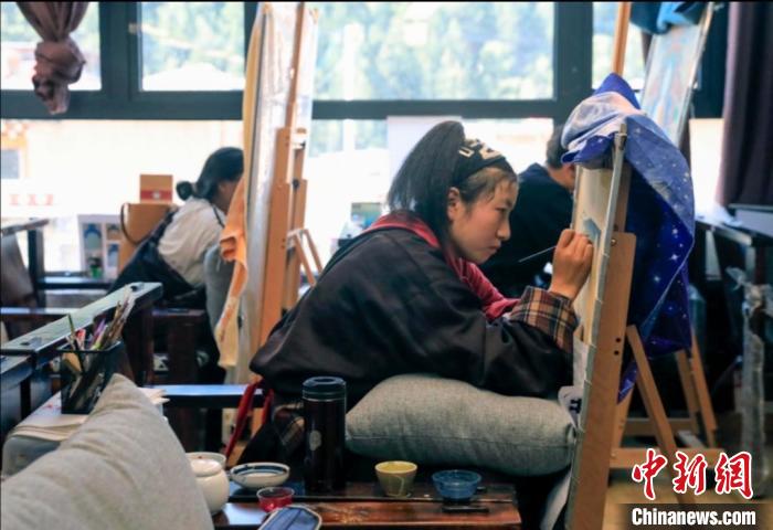 壤巴拉唐卡傳習(xí)所內(nèi)，年輕學(xué)員正在學(xué)習(xí)唐卡。　王磊 攝