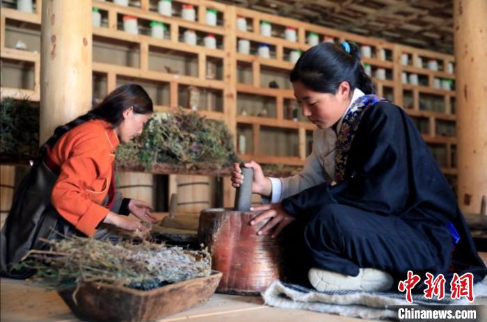 藏香傳習(xí)所內(nèi)，學(xué)員正在打磨藏藥?！⊥趵?攝