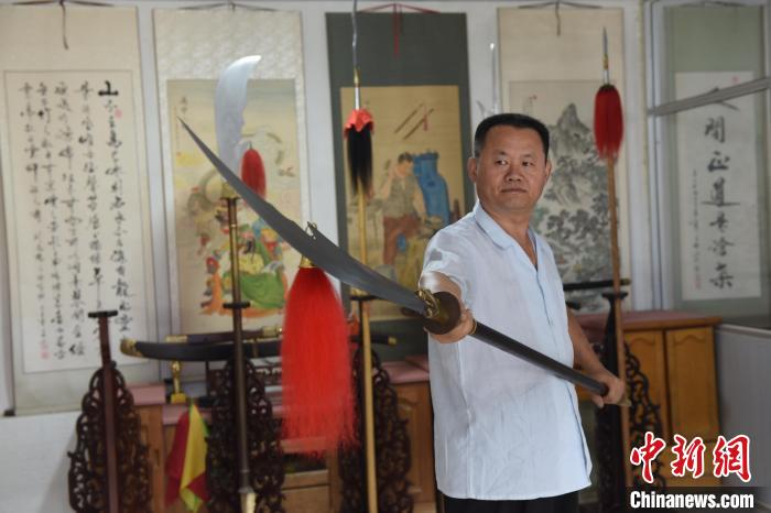 王二兵展示仿制的“青龍偃月刀”?！「哒挤?攝