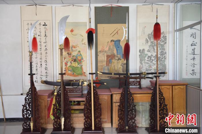 王二兵仿制的古兵器成品。　高占峰 攝
