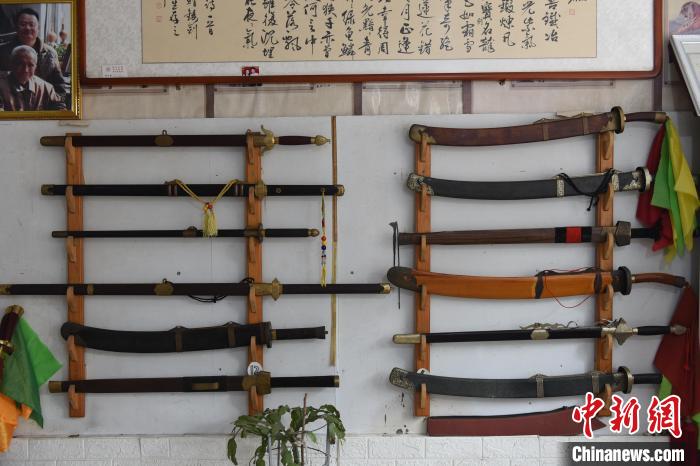王二兵仿制的古兵器成品?！「哒挤?攝