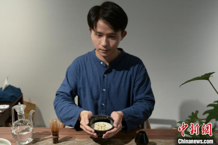 茶藝師朱硯文展示完成后的仿宋點(diǎn)茶?！垕I子 攝