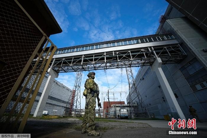 當(dāng)?shù)貢r間5月1日，烏克蘭東南部，一名俄軍人守衛(wèi)扎波羅熱核電站的一個區(qū)域。