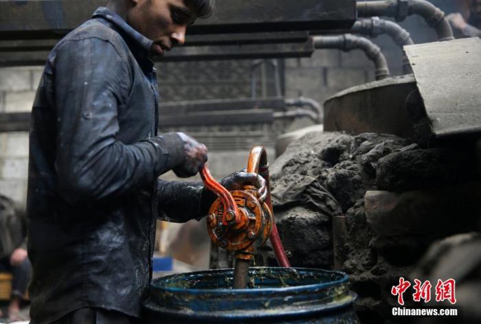 資料圖：敘利亞工人自建煉油廠，應(yīng)對(duì)燃料短缺。從廢棄塑料中提取燃料的程序很危險(xiǎn)，操作者需十分謹(jǐn)慎。