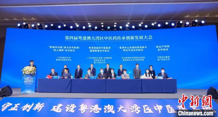 中山陳星海中西醫(yī)結(jié)合醫(yī)院與香港浸會大學(xué)中醫(yī)藥學(xué)院進(jìn)行了現(xiàn)場簽約?！〕逃?攝