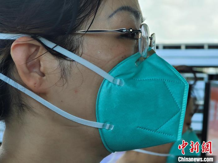 從方艙出來的上海醫(yī)護人員，臉上可見口罩的勒痕?！⊥鯐员?攝